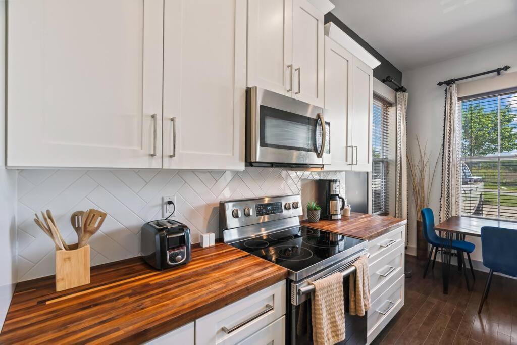 King Bed, Balcony, Covered Patio & Firepit! 8 Minutes From Broadway 내슈빌 외부 사진