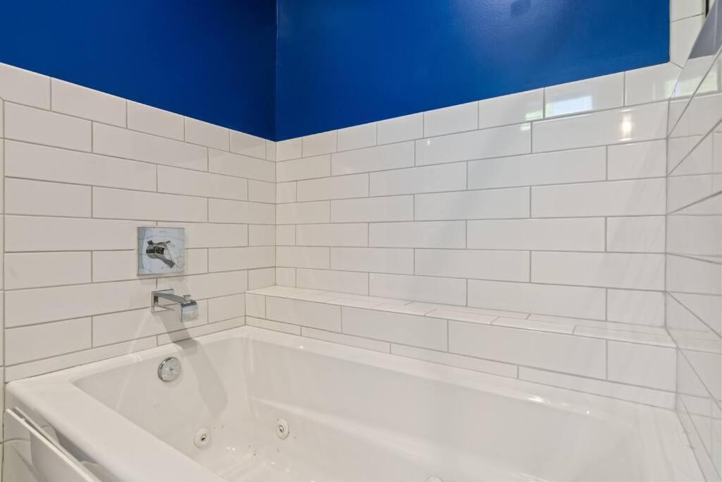 King Bed, Balcony, Covered Patio & Firepit! 8 Minutes From Broadway 내슈빌 외부 사진