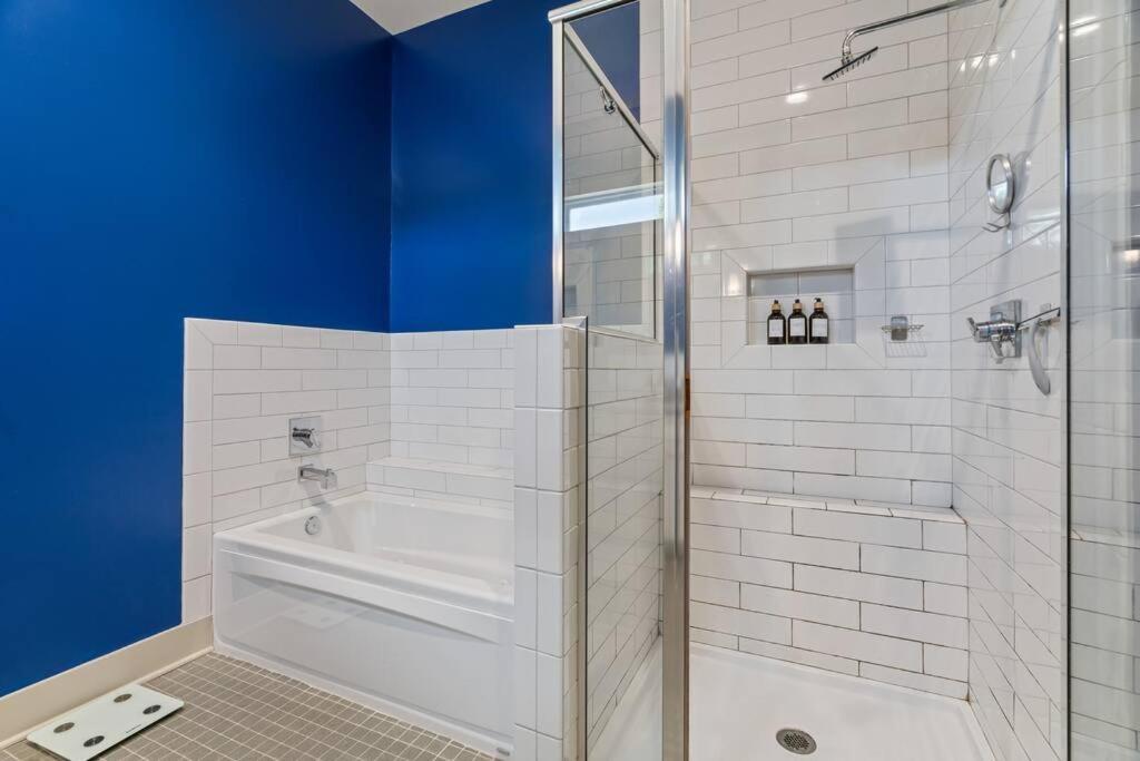 King Bed, Balcony, Covered Patio & Firepit! 8 Minutes From Broadway 내슈빌 외부 사진