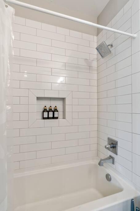 King Bed, Balcony, Covered Patio & Firepit! 8 Minutes From Broadway 내슈빌 외부 사진