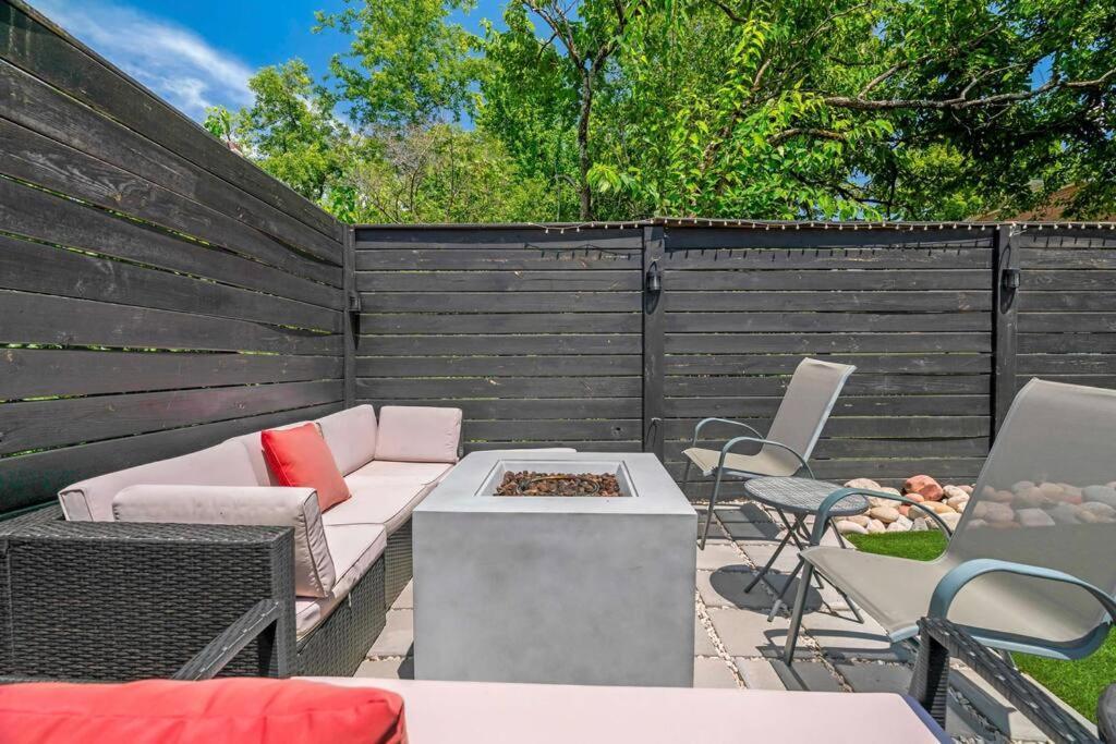King Bed, Balcony, Covered Patio & Firepit! 8 Minutes From Broadway 내슈빌 외부 사진